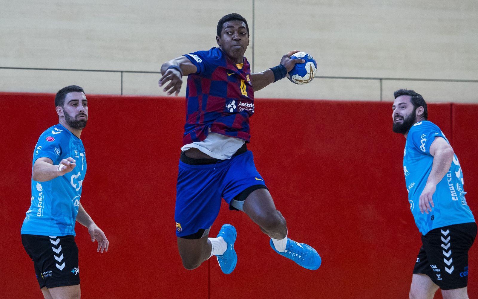 La defensa del Cajasur Córdoba BM, impotente ante un atacante del Barça B.