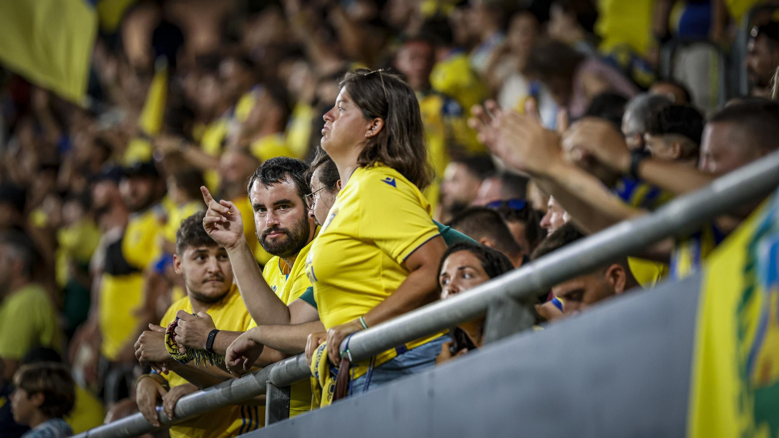 Búscate entre las fotos del partido de fútbol entre Cádiz CF y Real Zaragoza