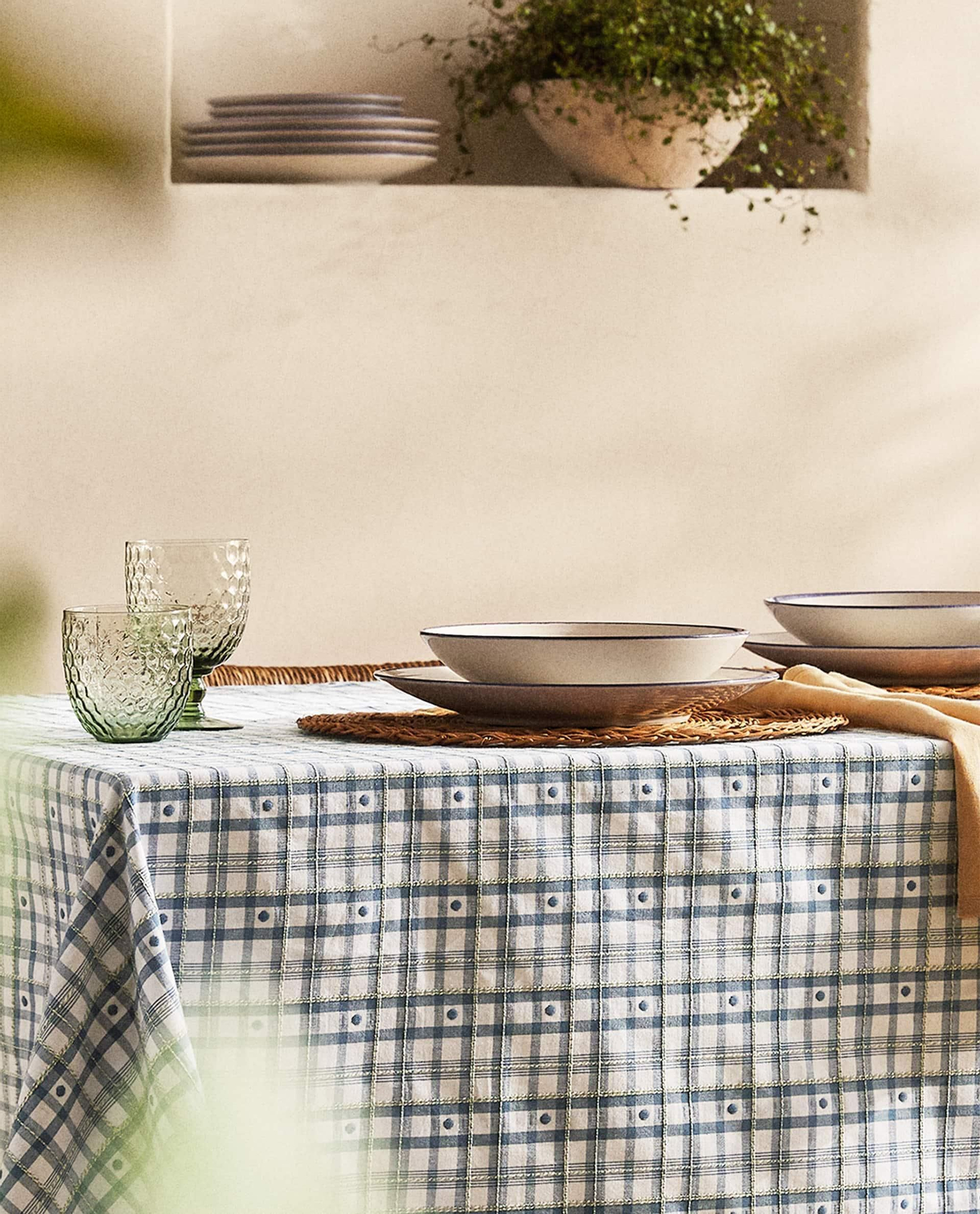 Mantel de cuadros vichy de Zara Home.