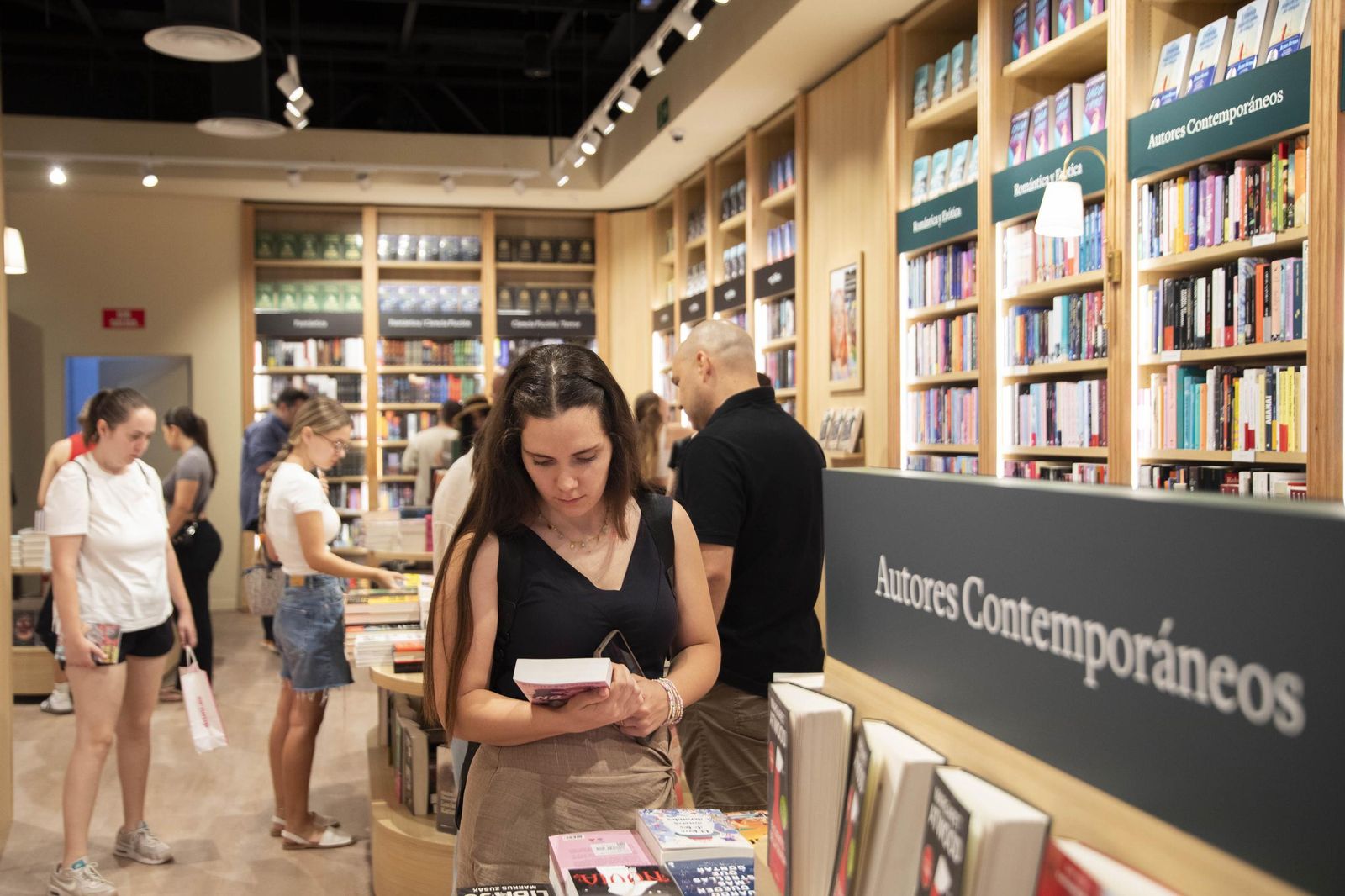 Las imágenes de la apertura de la Casa del Libro en el Centro Comercial Torrecárdenas de Almería