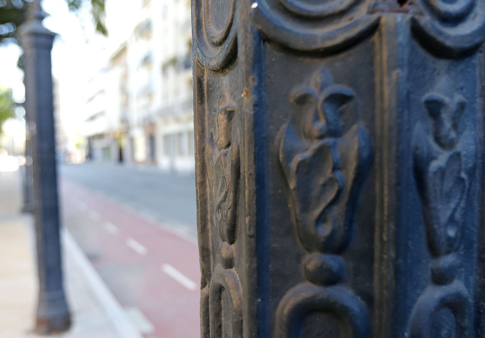 Farolas de las Antiguas oficinas de la línea Huelva-Zafra, hoy delegación de Turismo de la Junta