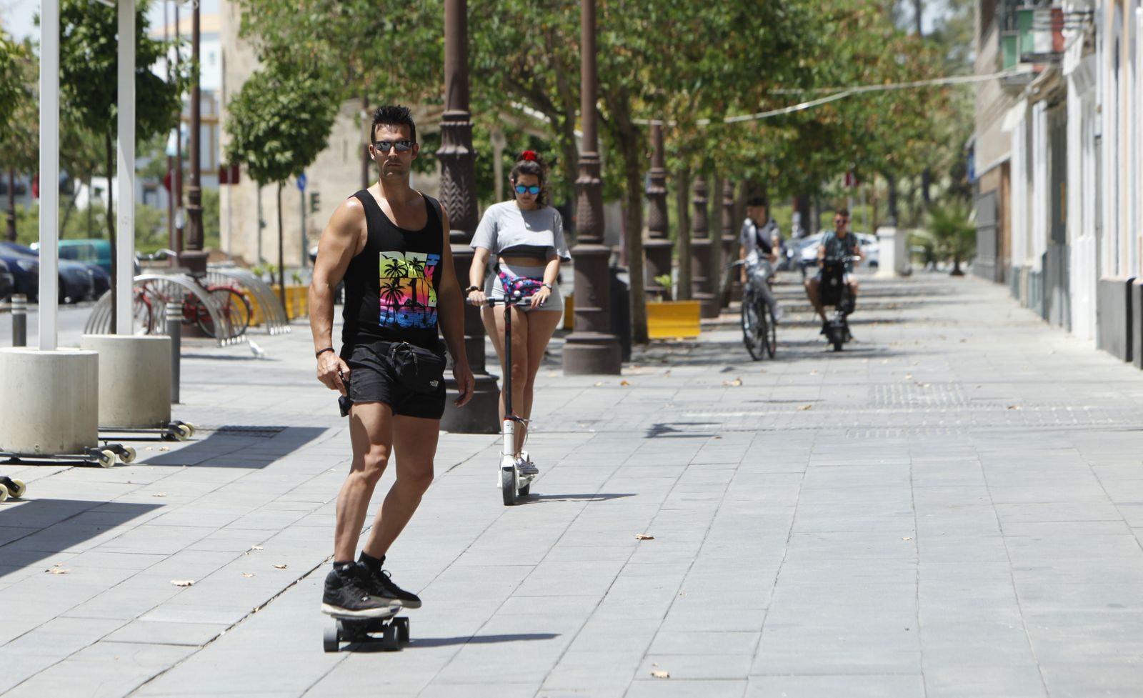 Varios jóvenes por el centro de Sevilla.