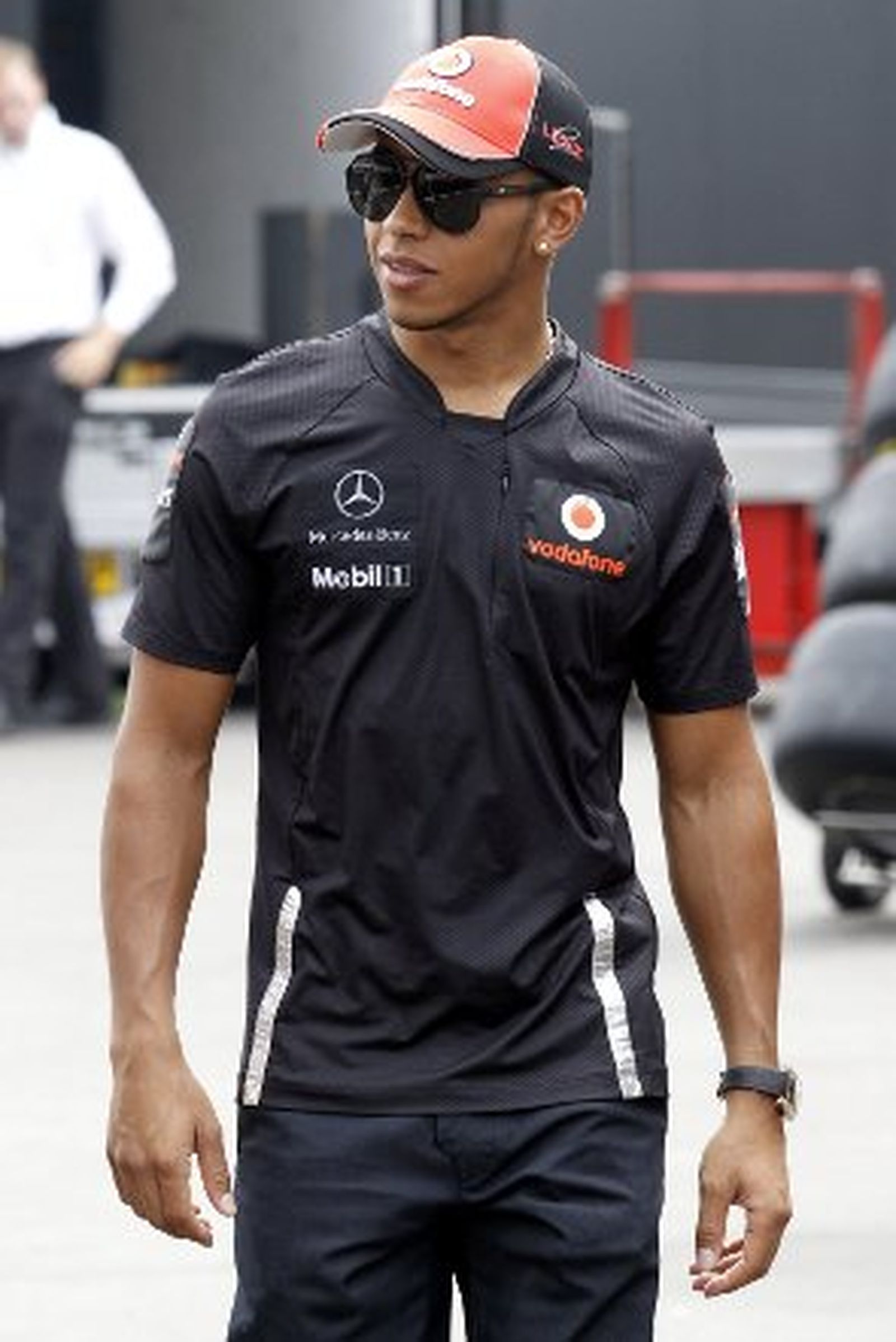 Hamilton reconstruye su entorno