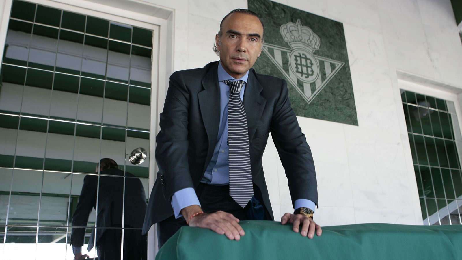 Luis Oliver posa en el estadio del Betis en una imagen de archivo.