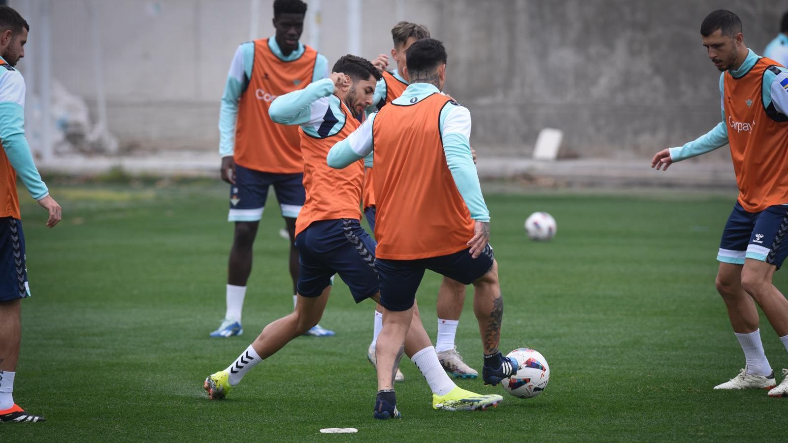Ayoze pugna por un balón con Chimy Ávila ante la mirada de Guido Rodríguez.