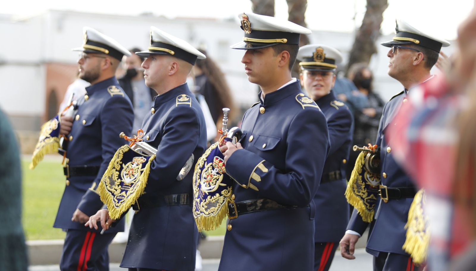 La Hermandad de la Sagrada Lanzada hace su estación de penitencia por las calles de Huelva