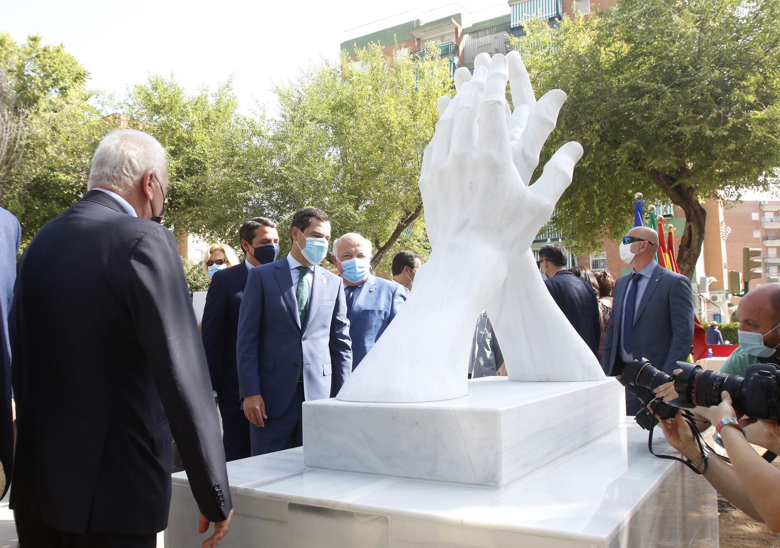 La escultura en honor a los sanitarios en Córdoba, en fotos