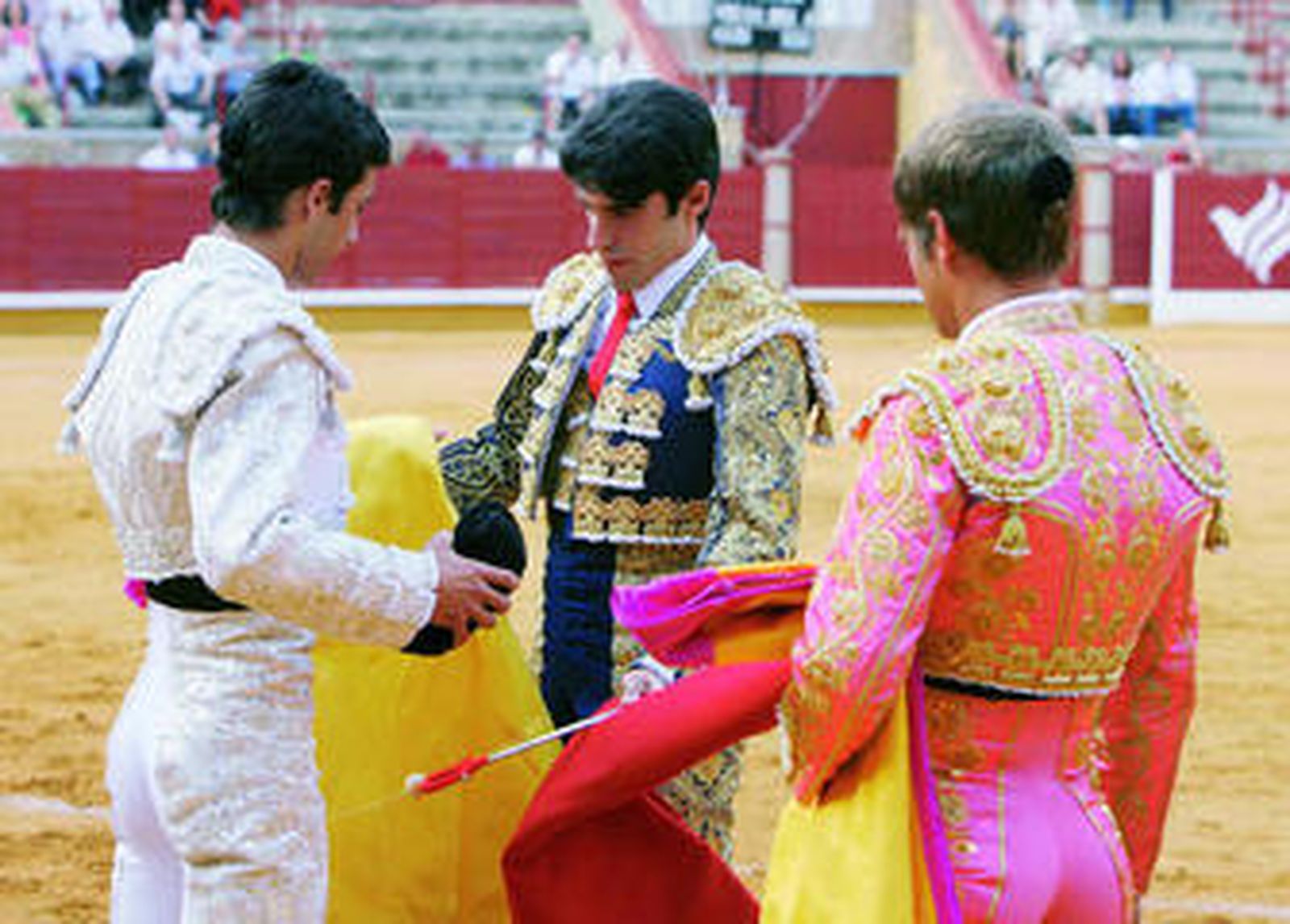 Miguel Ángel Delgado es doctorado por Alejandro Talavante.