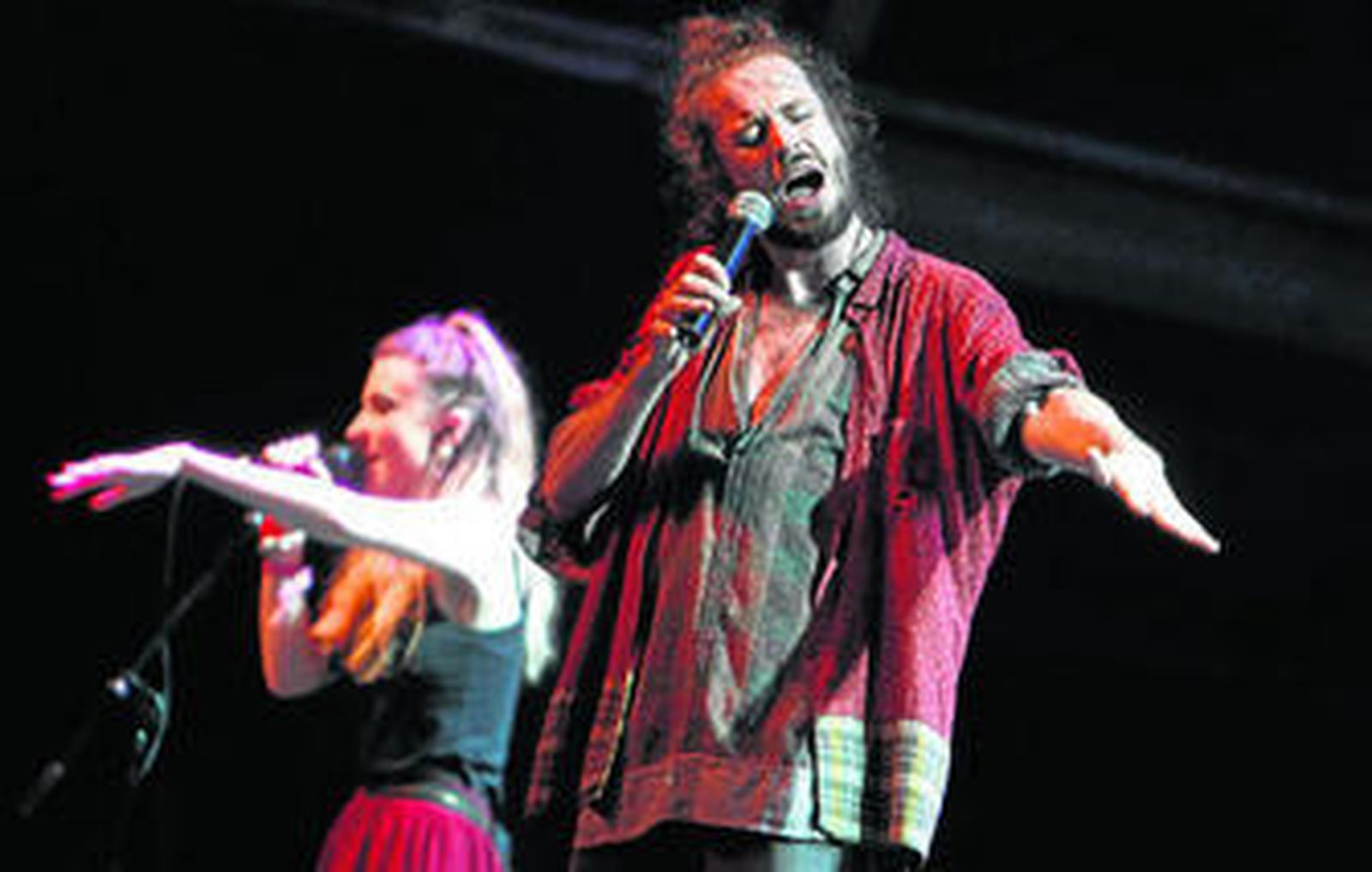 Crystal Fighters en una actuación reciente