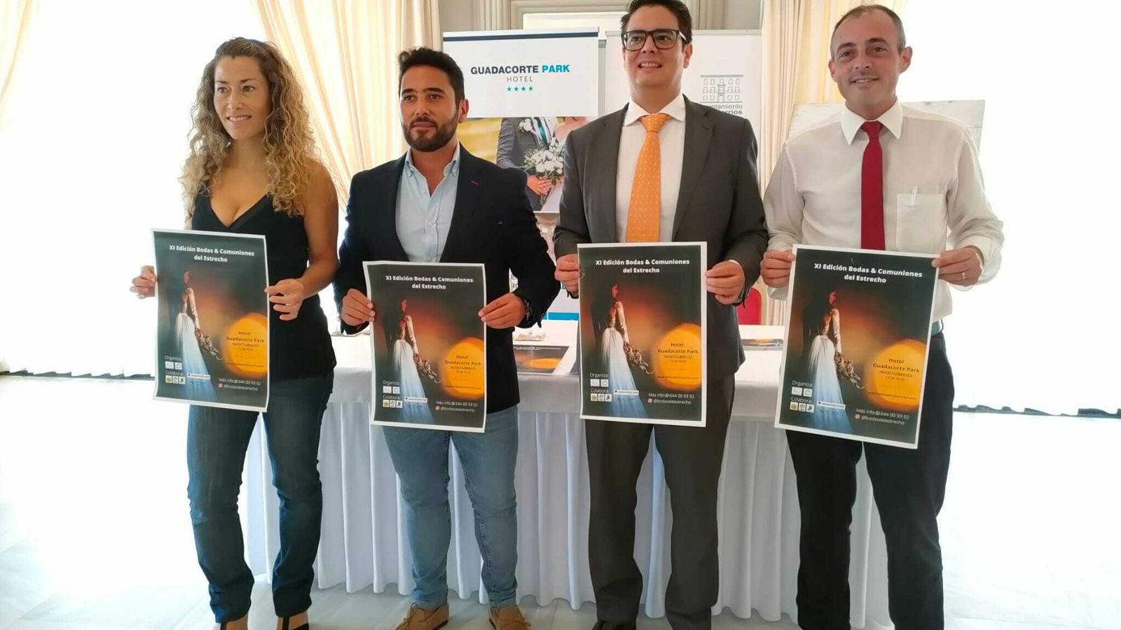 El edil de Turismo de Los Barrios, junto a la directora de la feria y representantes del hotel