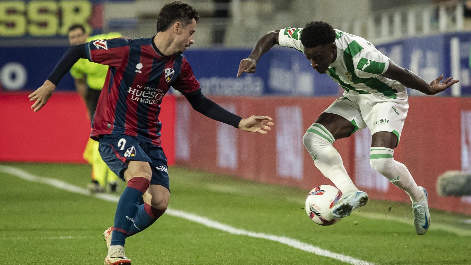 Adilson Mendes intenta marcharse de Toni Abad en el Córdoba CF - Huesca. Adilson Mendes intenta marcharse de Toni Abad en el Córdoba CF - Huesca.