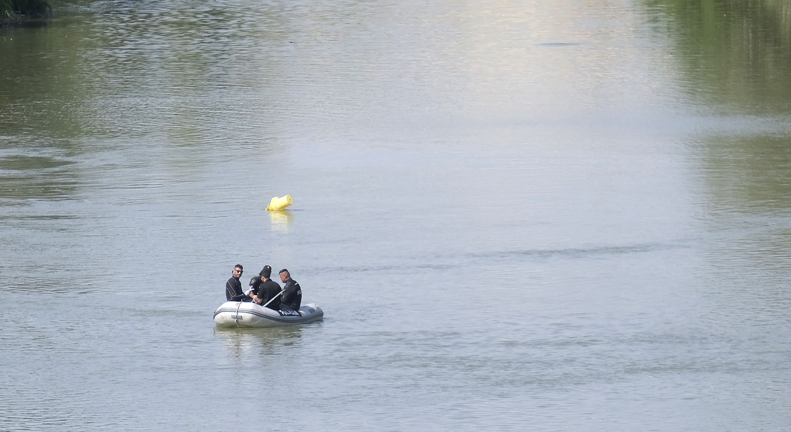Así ha sido el rescate del cuerpo del joven ahogado en el Guadalquivir