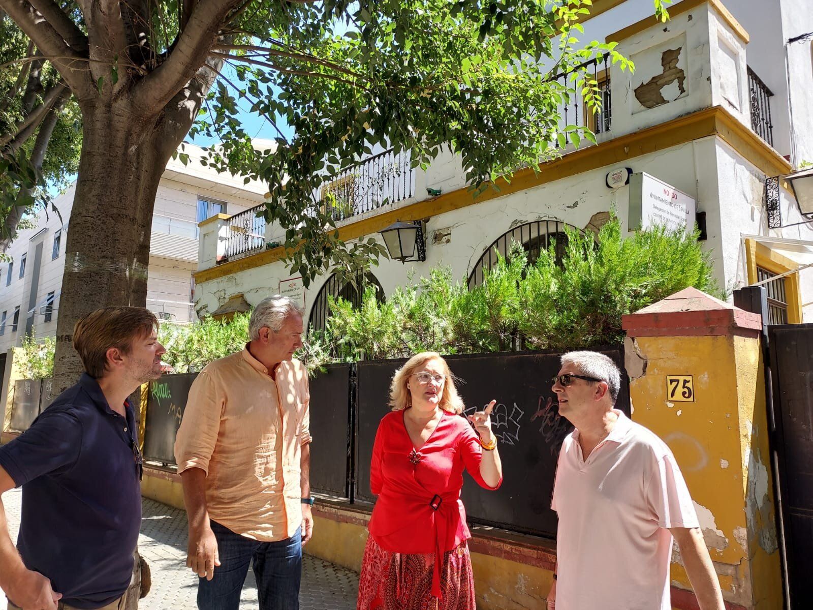 Visita a la antigua Casa de Socorro de Nervión junto a miembros de la agrupación de Ciudadanos en este distrito.