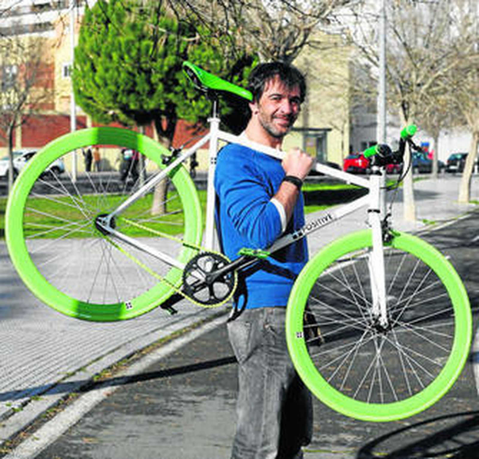 Fran González, con una de sus creaciones de la empresa Positive Fixed Gear.