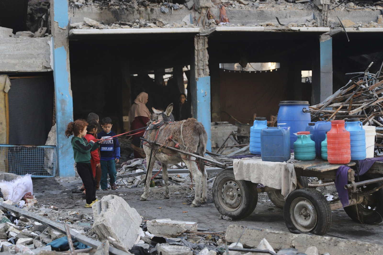 Niños ante un edificio destruido en el campo de refugiados de Yabalia.
