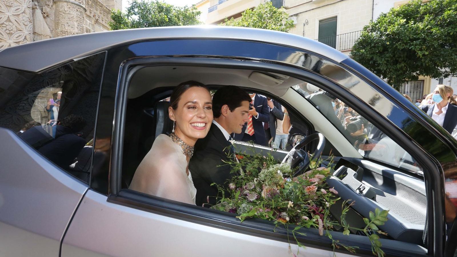La pareja, ya casada, ha salido del templo pasada la una del mediodía. La pareja, ya casada, ha salido del templo pasada la una del mediodía.