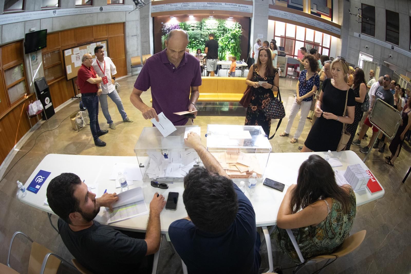 Fotos: Así están siendo las colas en los colegios electorales de Granada