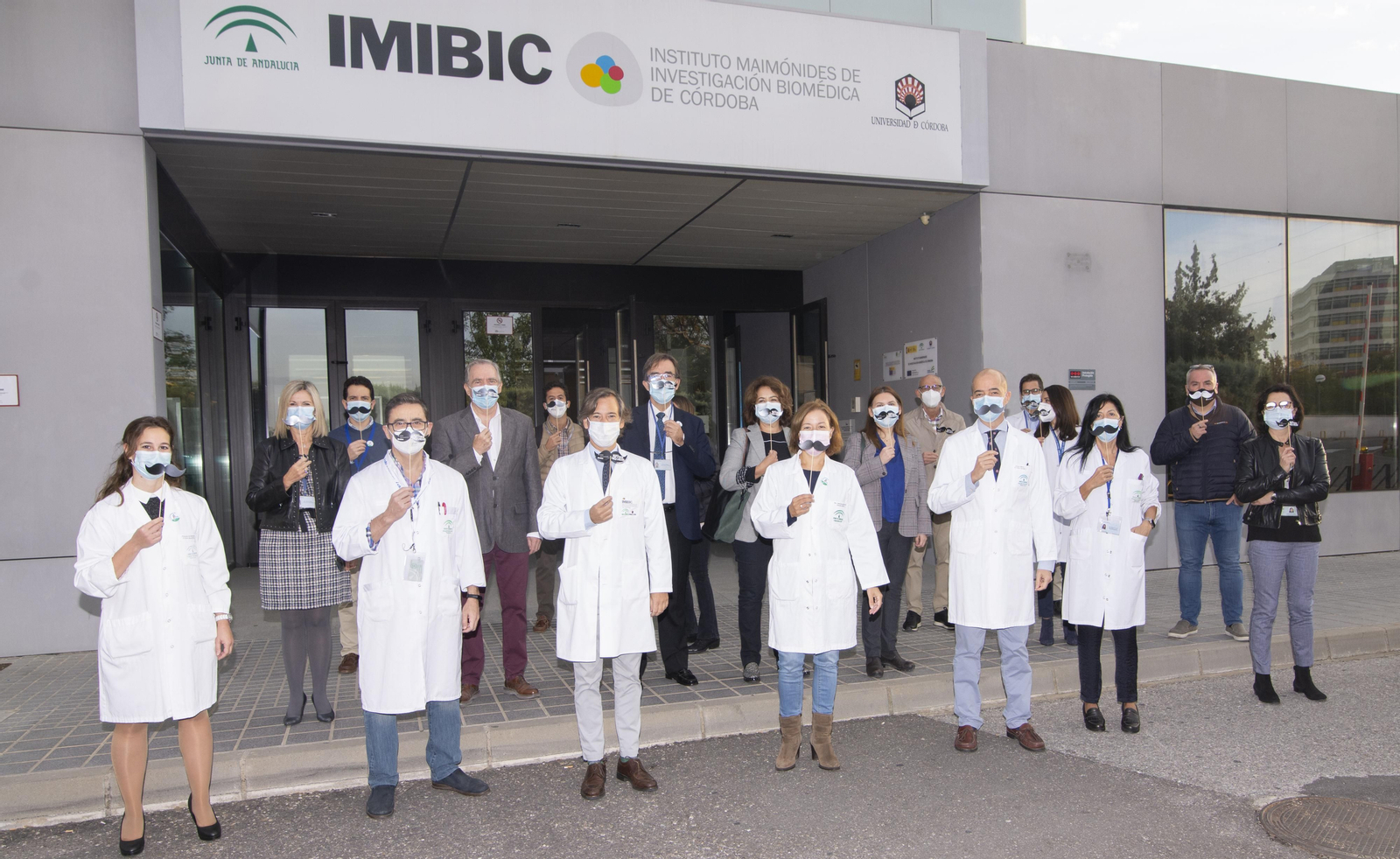 Profesionales del Reina Sofía e investigadores del Imibic posan con el tradicional bigote.
