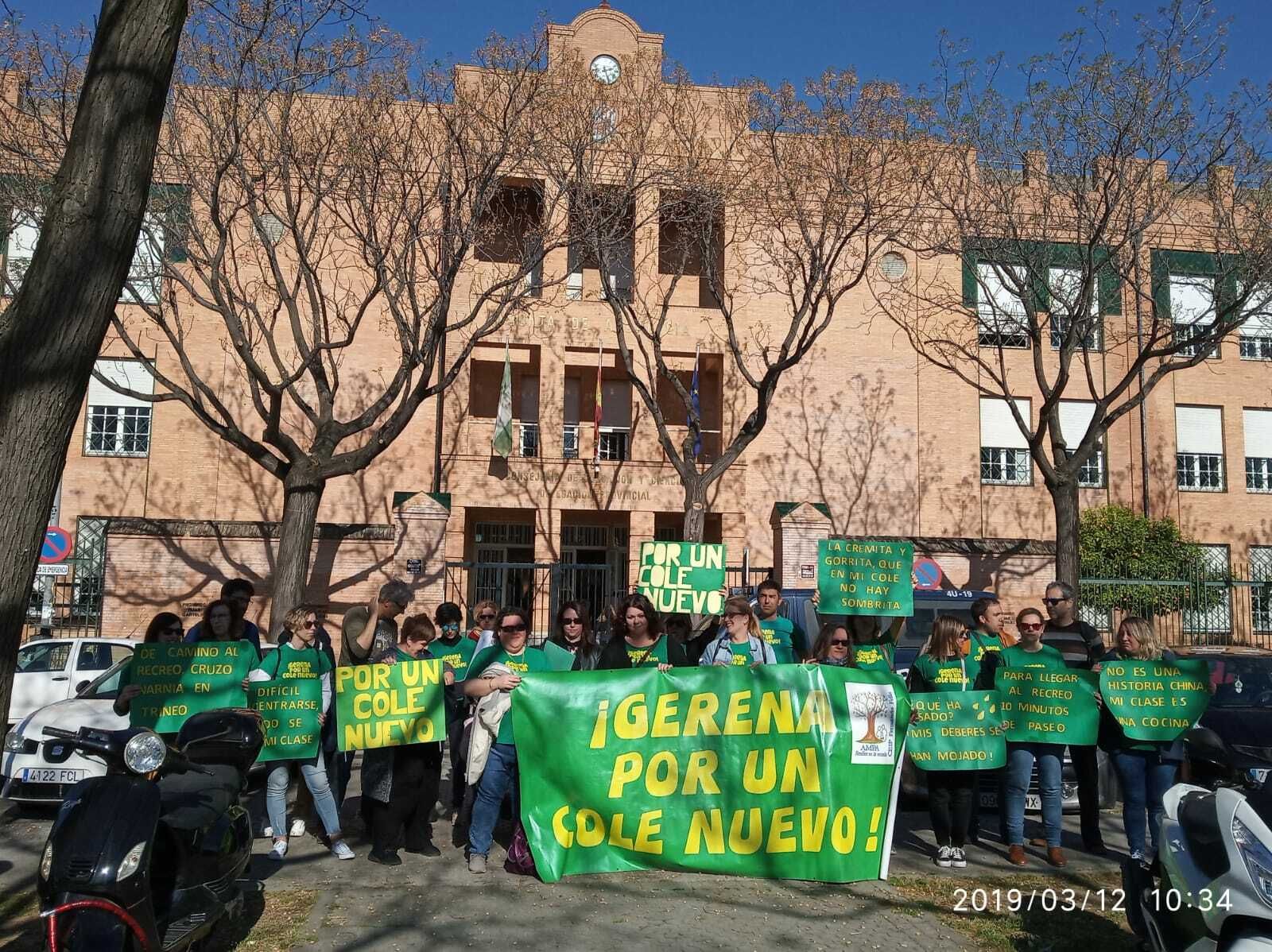 Miembros la AMPA del CEIP Fernando Feliú, de Gerena, concentrados ante la Delegación Territorial de Educación.