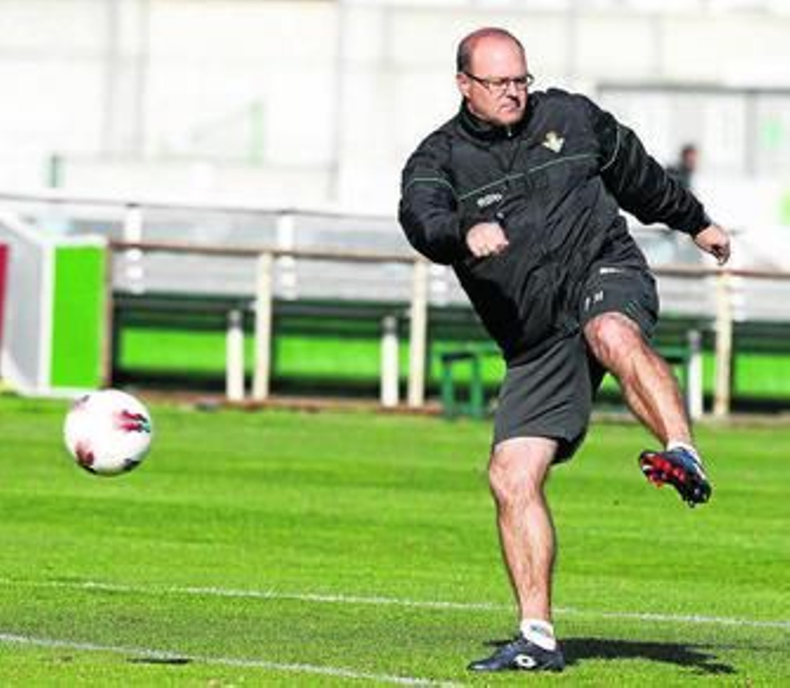 Mel, con semblante muy serio, golpea un balón el pasado martes.