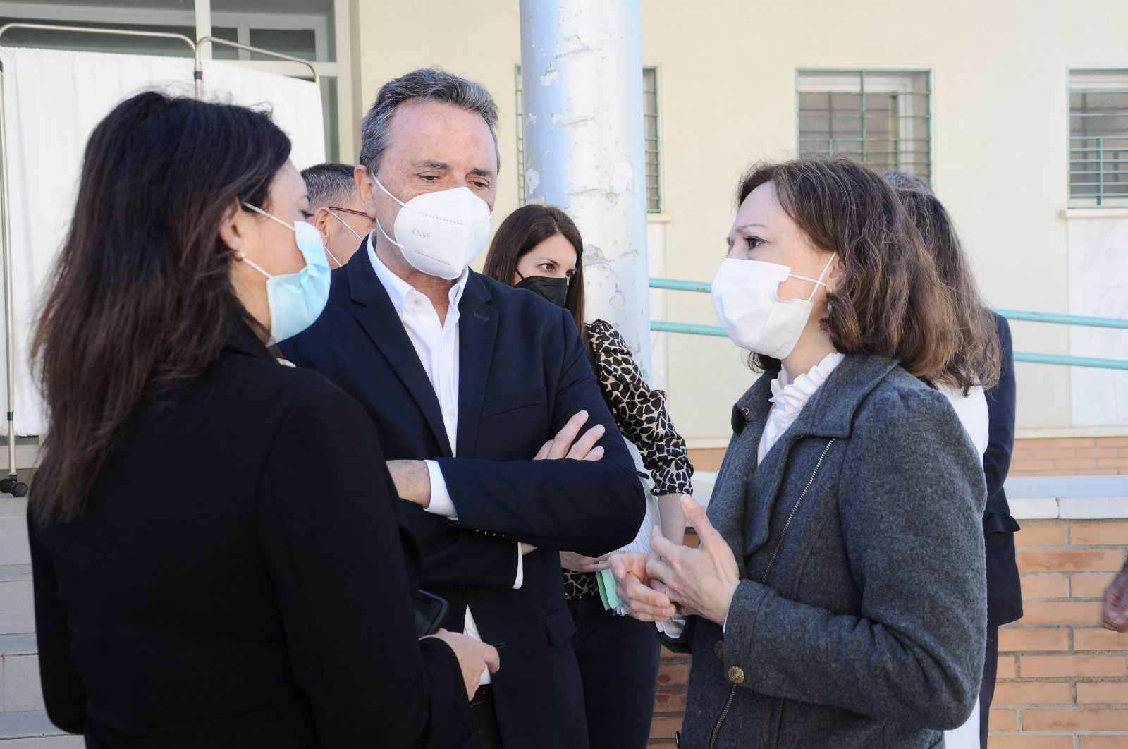 El alcalde de Torremolinos, José Ortiz, y la delegada de la Junta en Málaga Patricia Navarro (D).