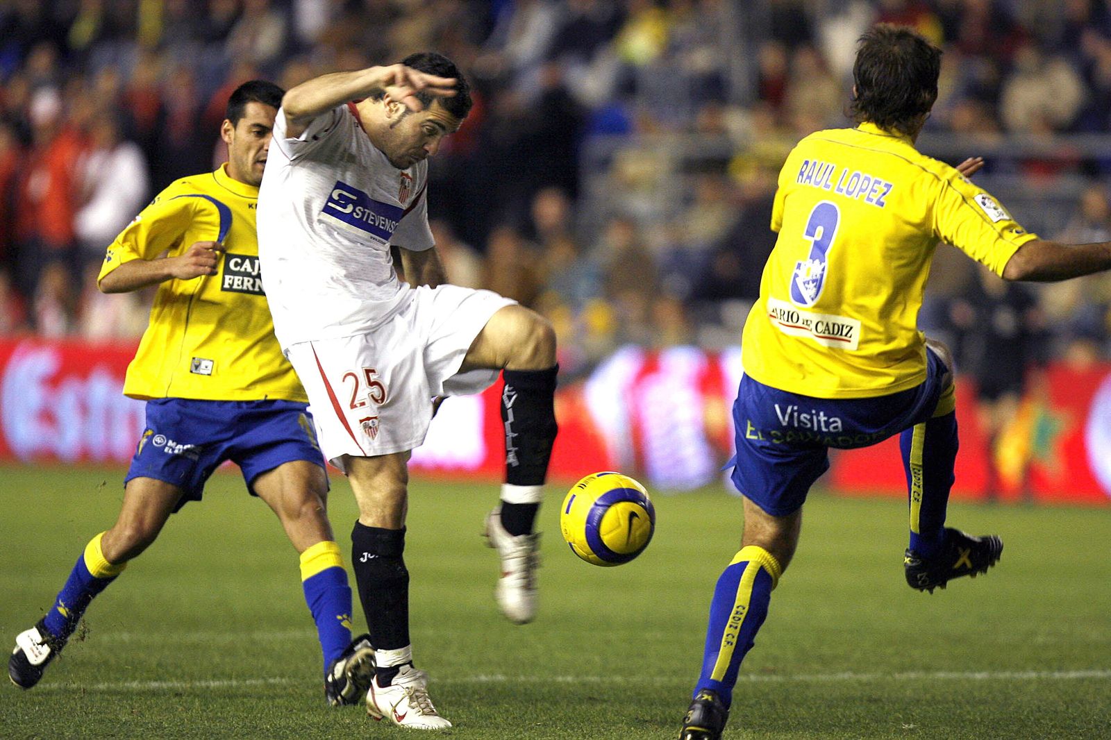 Maresca dispara ante Raúl López en el Cádiz-Sevilla de Copa de 2006, último precedente negativo.