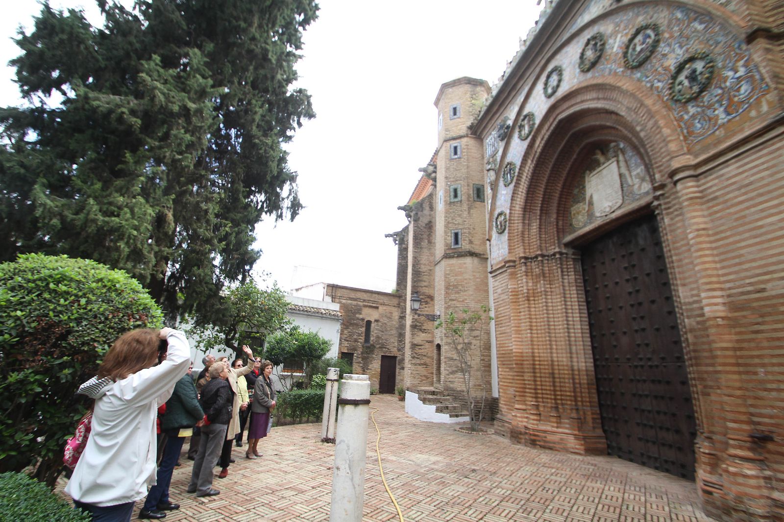 Imagen de archivo de turistas delante del pórtico de Santa Paula, obra de Niculoso Pisano.