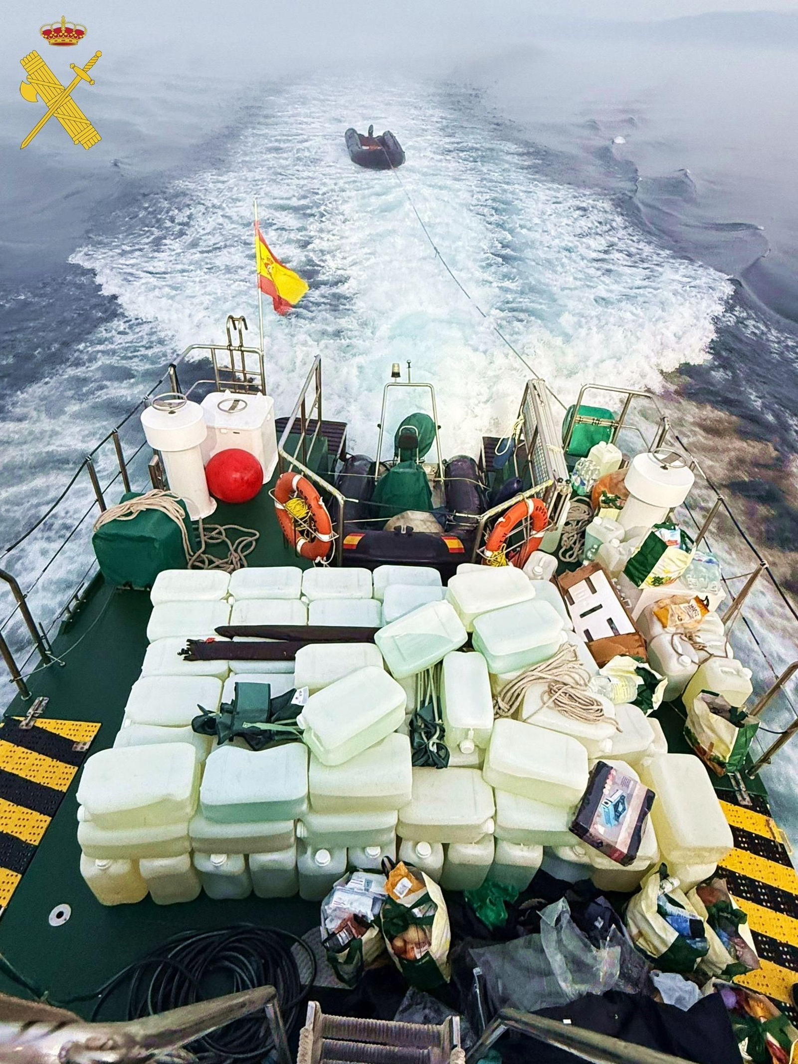 Embarcación de la Guardia Civil con combustible intervenido.