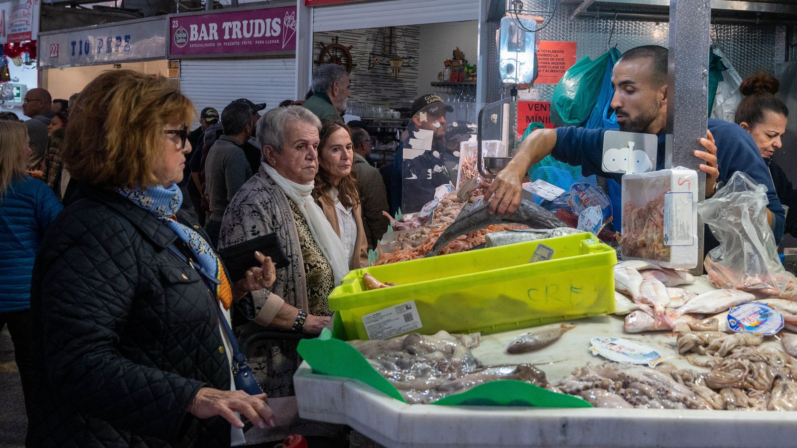 De compras para las cenas de Navidad en el mercado Ingeniero Torroja