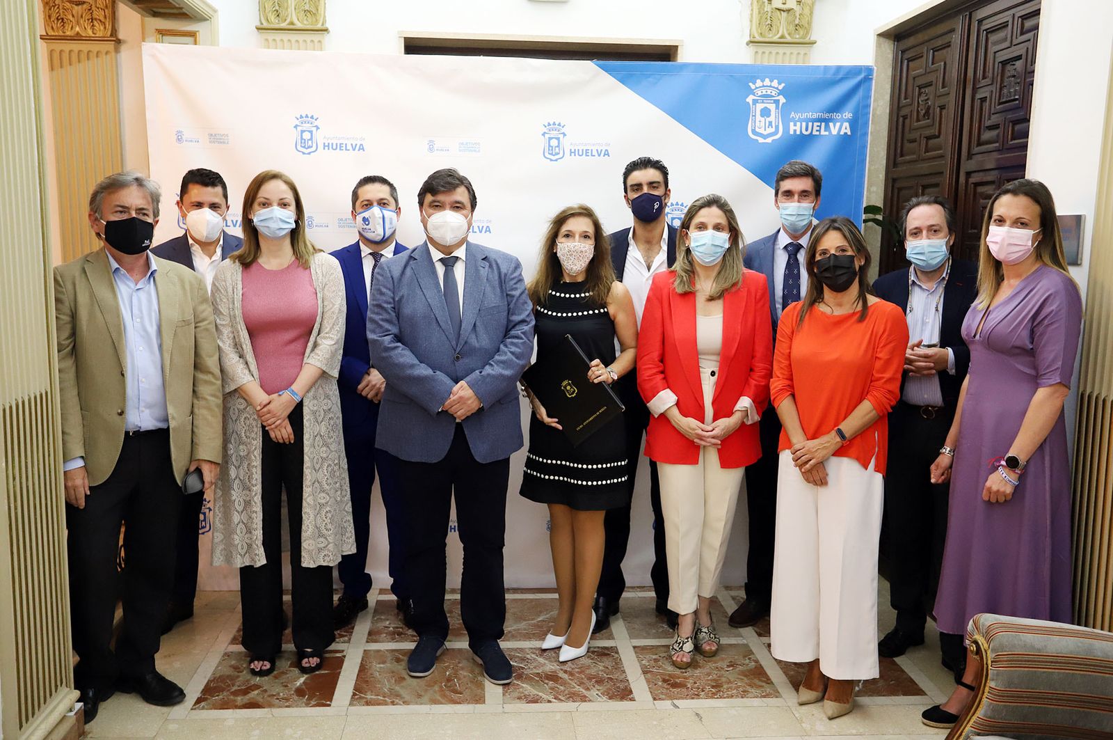 Representantes de Laberinto junto al alcalde y concejales tras la firma de la cesión.