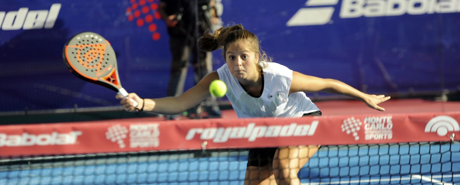Marta Borrero golpea una bola durante el torneo en Río Grande.