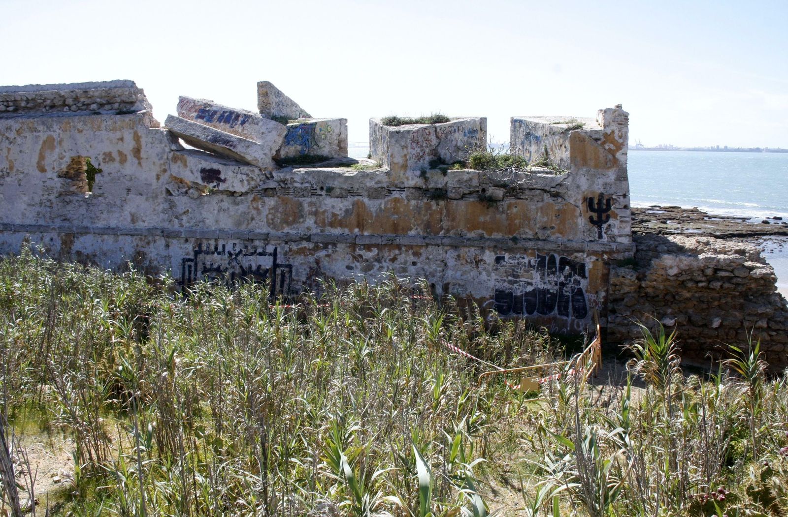 Los restos que aún quedan en pie del Fuerte de Santa Catalina, en un estado precario de  mantenimiento y conservación.