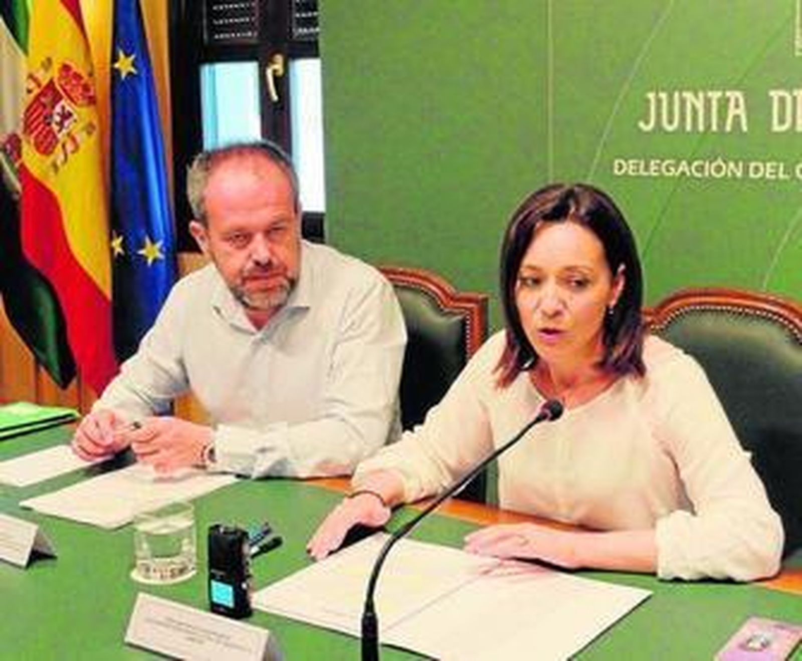 Francisco Algar y Rafaela Crespín, ayer en rueda de prensa en la Delegación del Gobierno de la Junta.