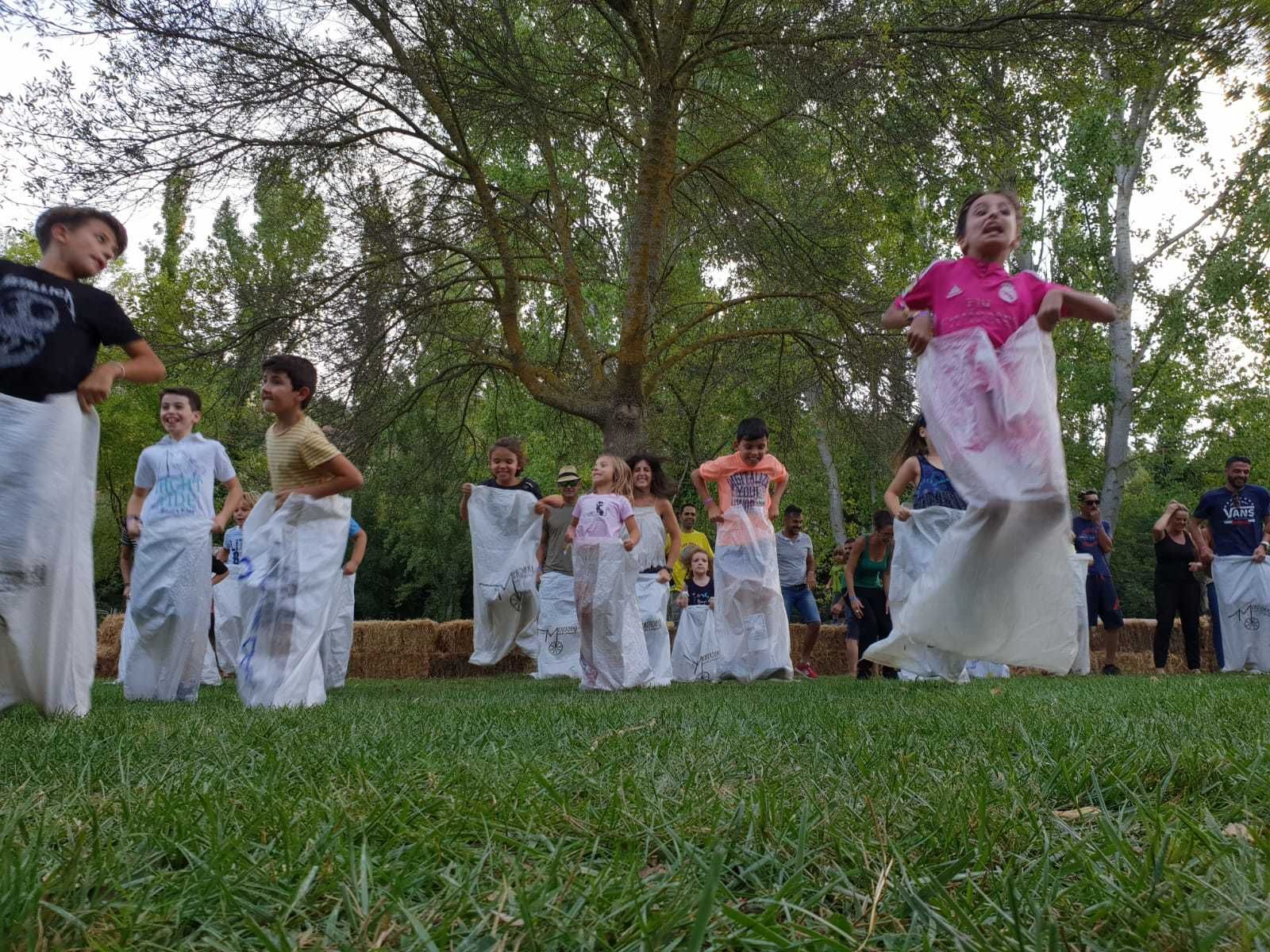Imágenes de las actividades deportivas y juegos tanto en el recinto como en el embalse.
