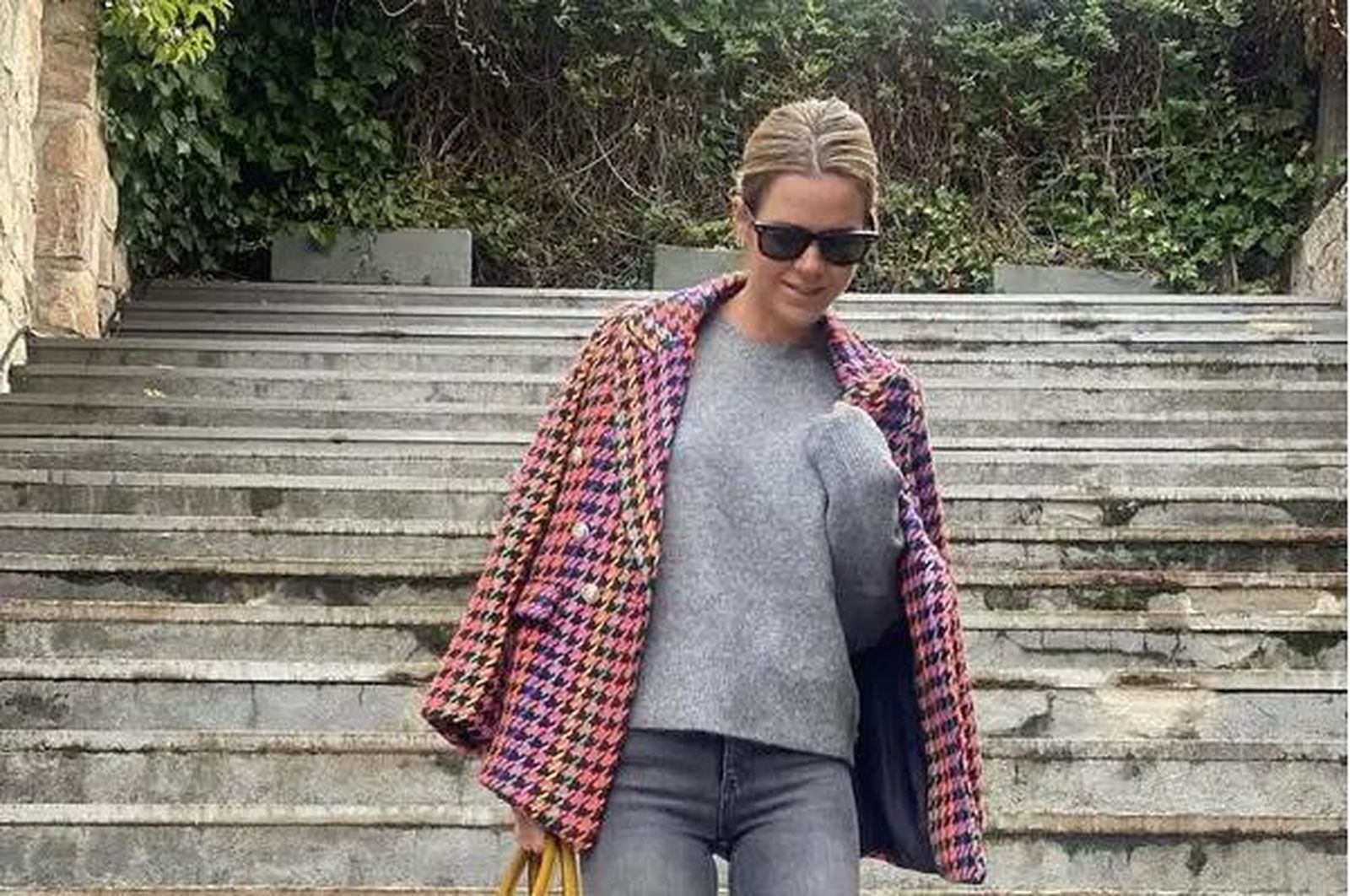 Amelia Bono con la blazer de pata de gallo que también ha llevado Belén Esteban.