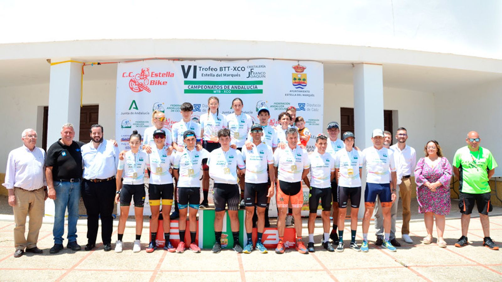 Foto de familia de los ganadores el sábado en Estella.