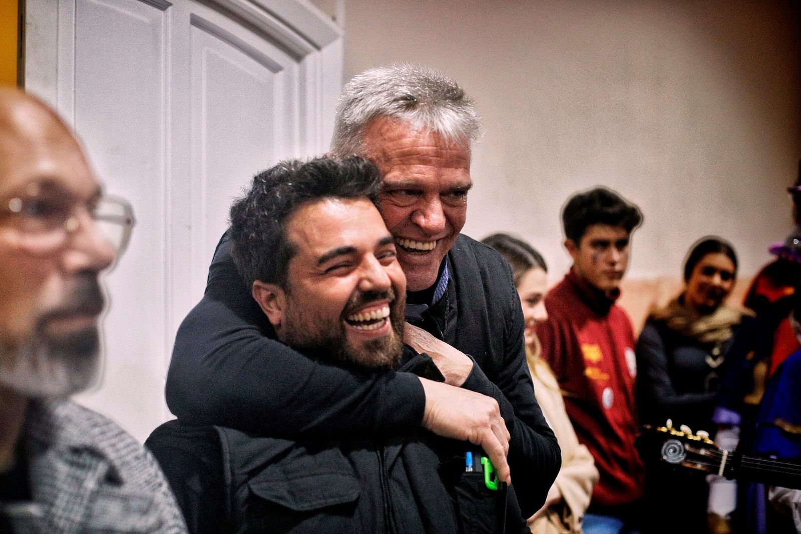 Miguel Ángel Fuertes abrazo a José Antonio Benavides en un camerino del Falla en el COAC 2025.