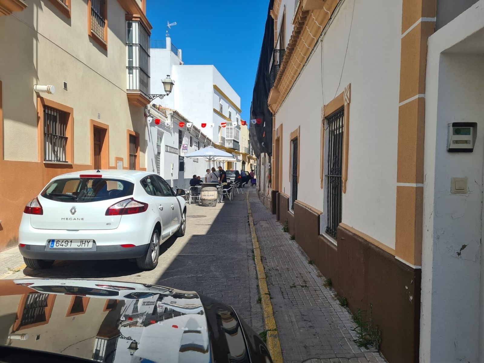 Una imagen de la calle Palma cortada por la instalación de una terraza.