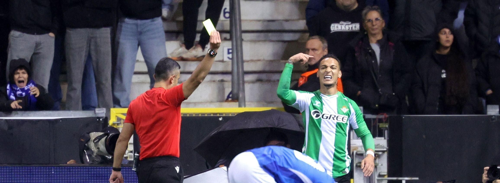 Antony ve la tarjeta amarilla que obligó a sustituirlo en el descanso.