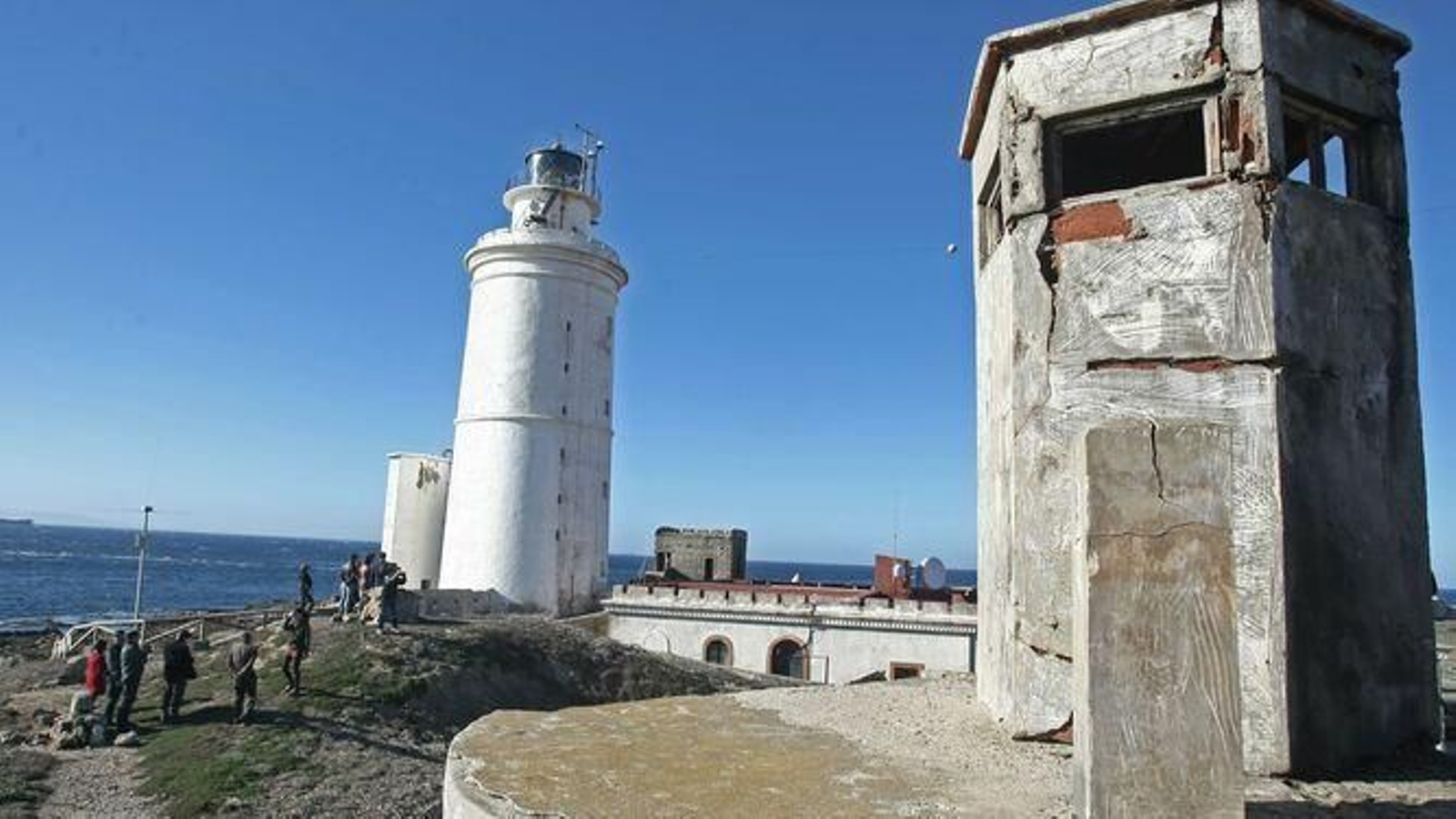 Vista general del faro de la Isla de Tarifa y del edificio que acogerá el centro de interpretación
