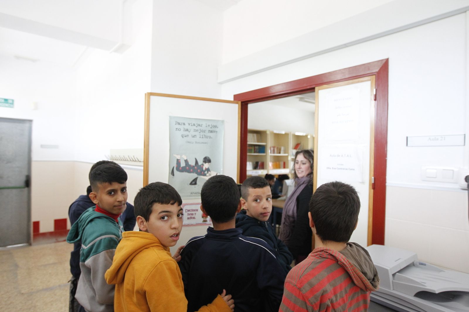 Alumnos esperan para entrar al aula ATAL en el CEIP Santa María del Águila de El Ejido.