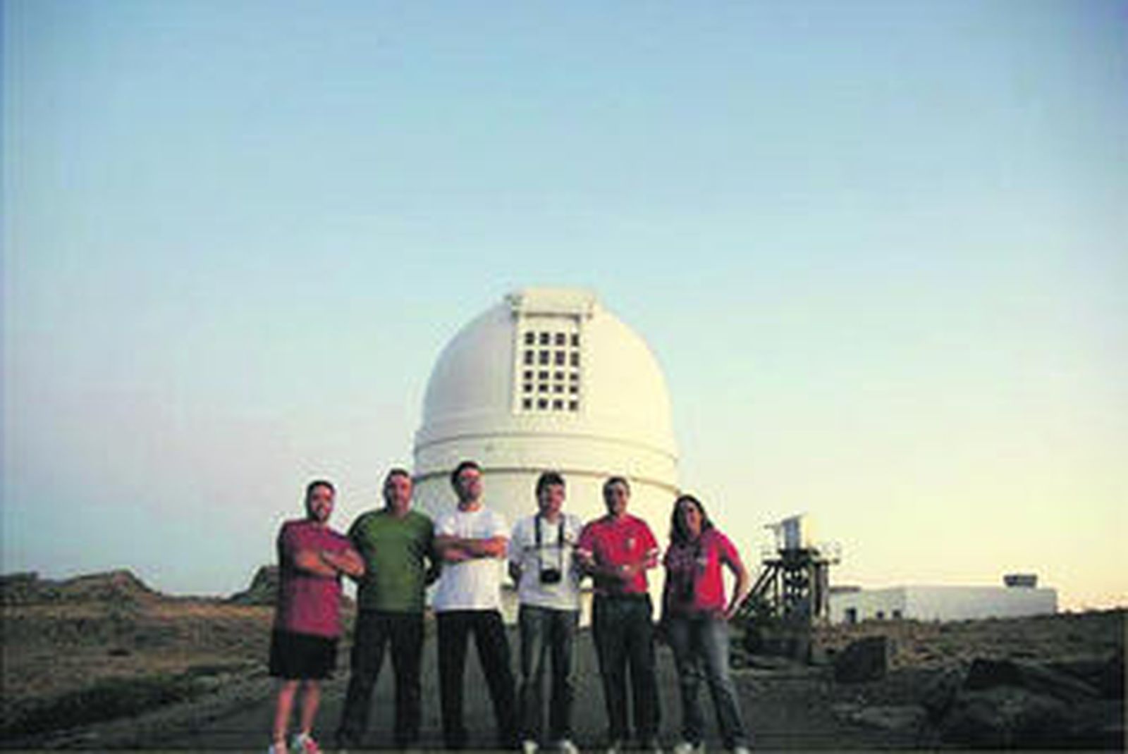 Componentes de la agrupación astronómica Magallanes, en una visita al Observatorio de Calar Alto (Almería)