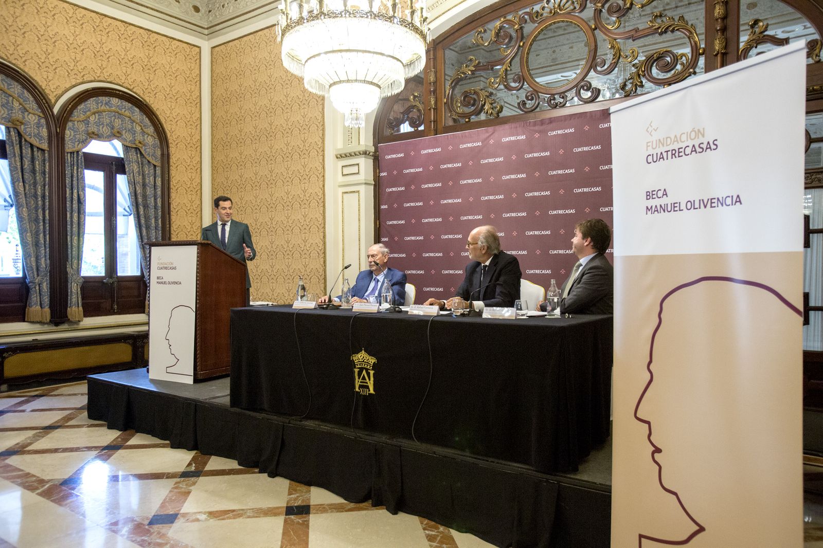 Las imágenes de la entrega de la Beca Manuel Olivencia