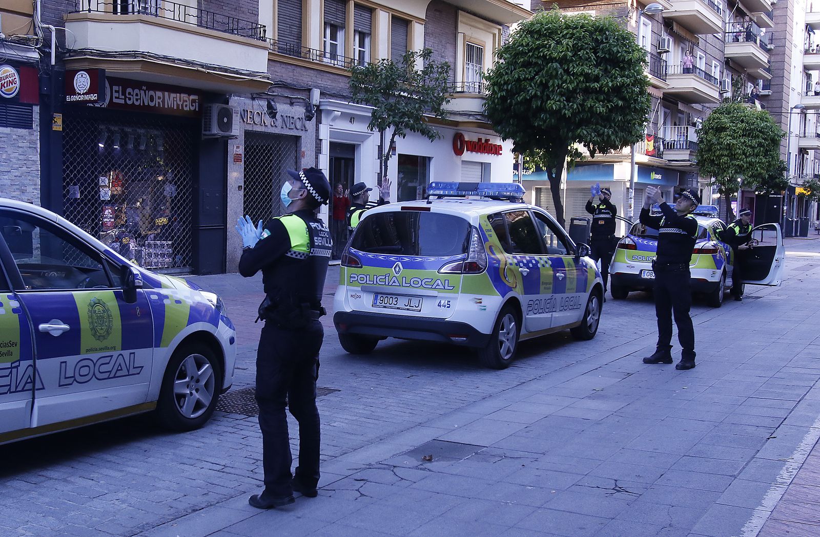 Controles de la Guardia Civil y Policía Local agradeciendo aplausos
