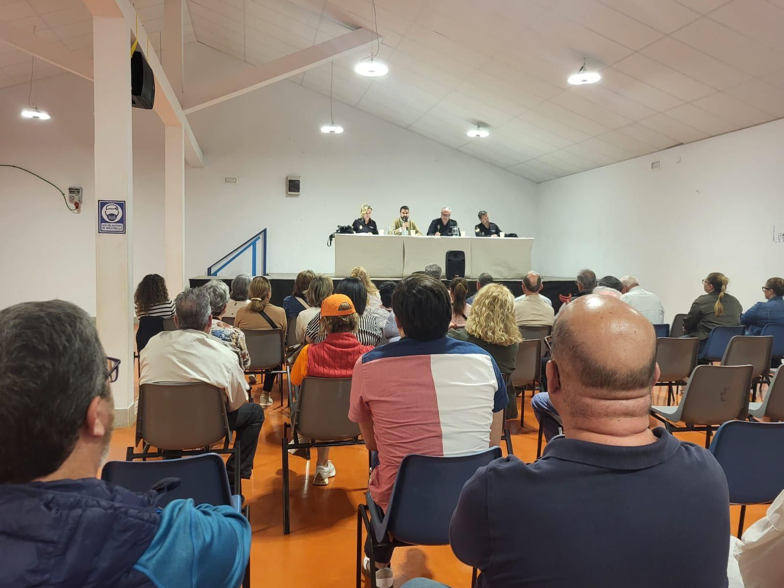 El comisario jefe de la Policía Nacional en Málaga, inspectores y vecinos en la reunión