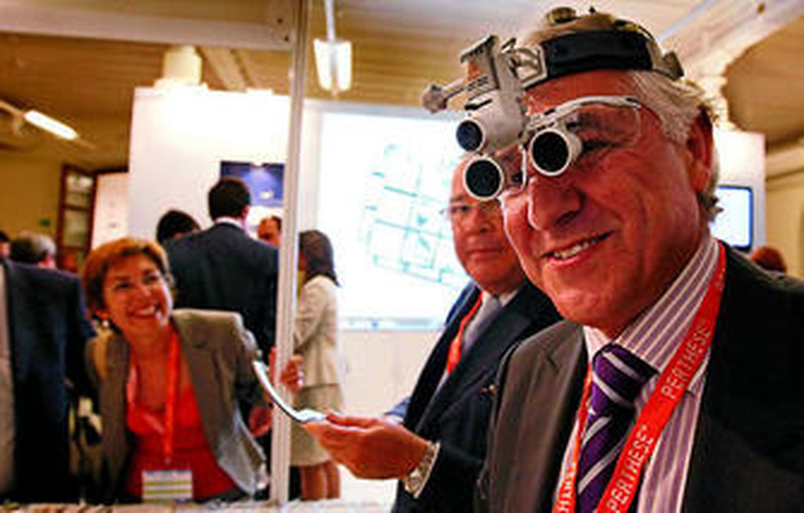 Un profesional prueba intrumental quirúrgico en el área de exposiciones del congreso.