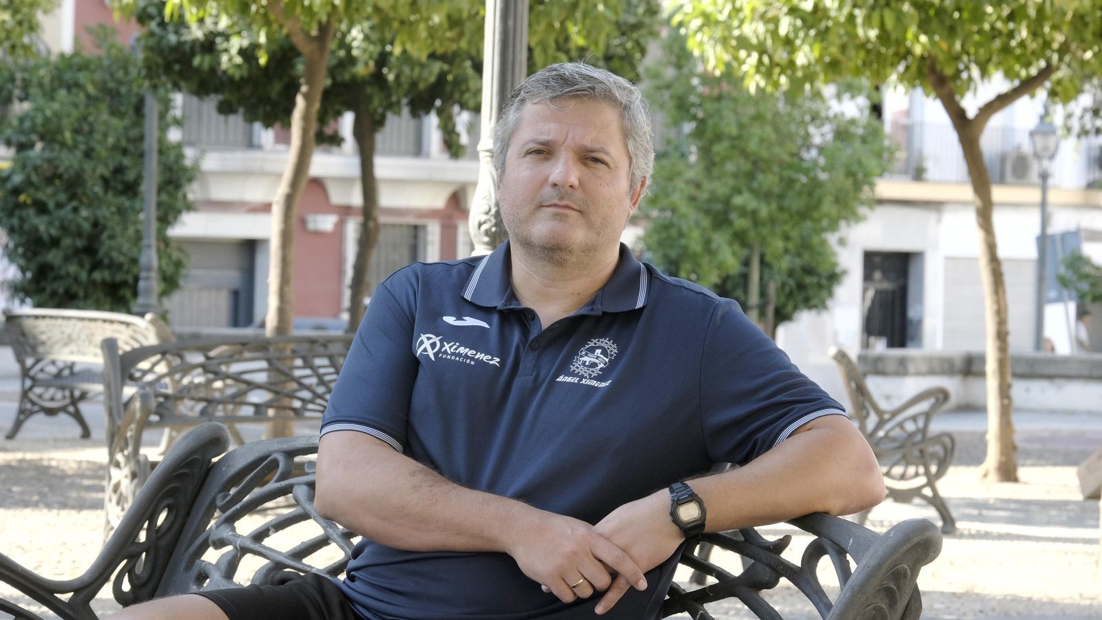 Paco Bustos posa para 'el Día' en un banco de la plaza de los Padres de Gracia.
