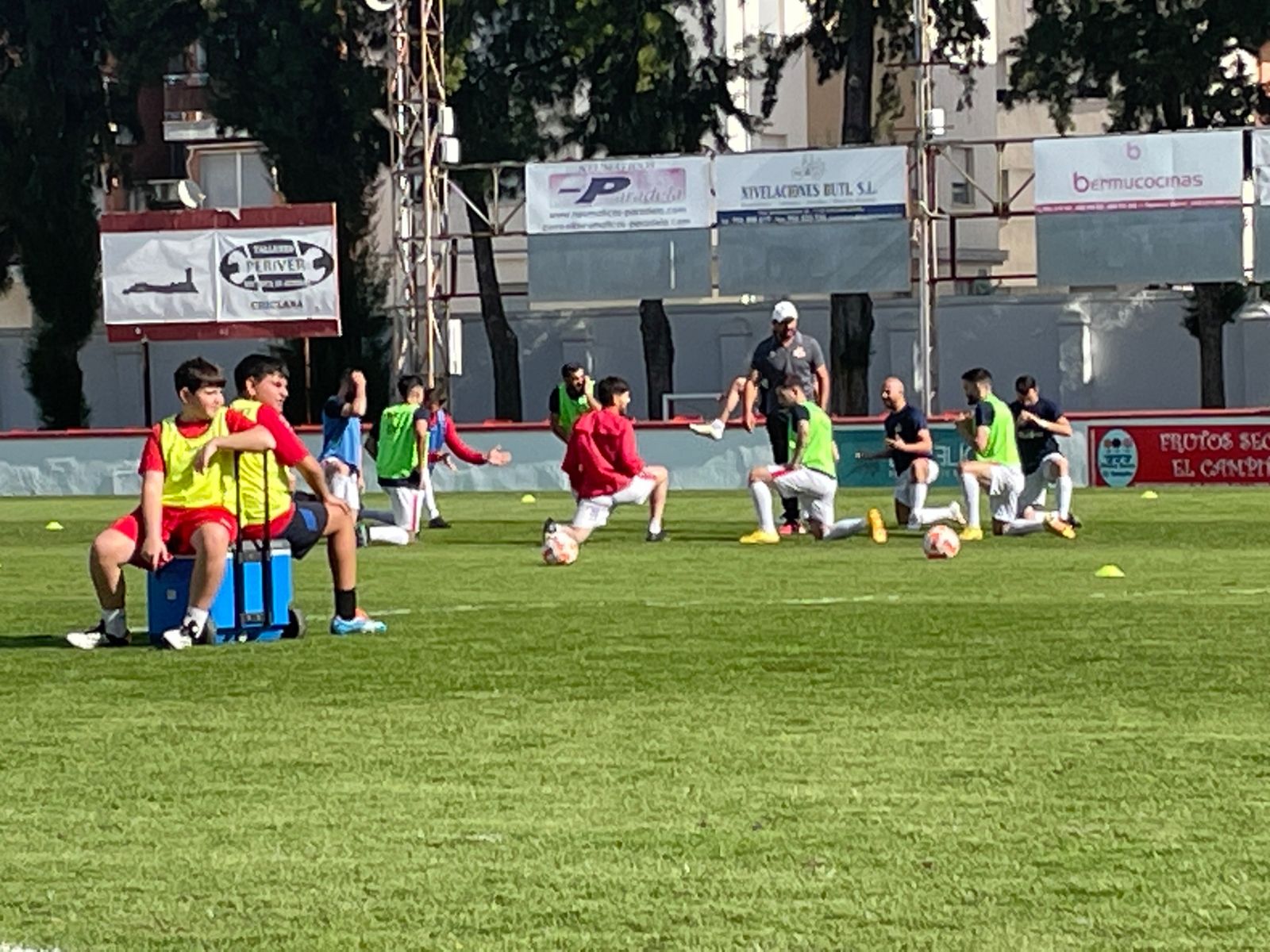 Calentamiento de los chiclaneros en los prolegómenos del choque con el Atlético Central.