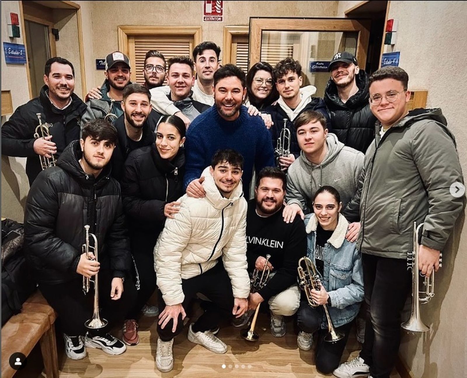 Miguel Poveda, junto a algunos miembros de Virgen de los Reyes.