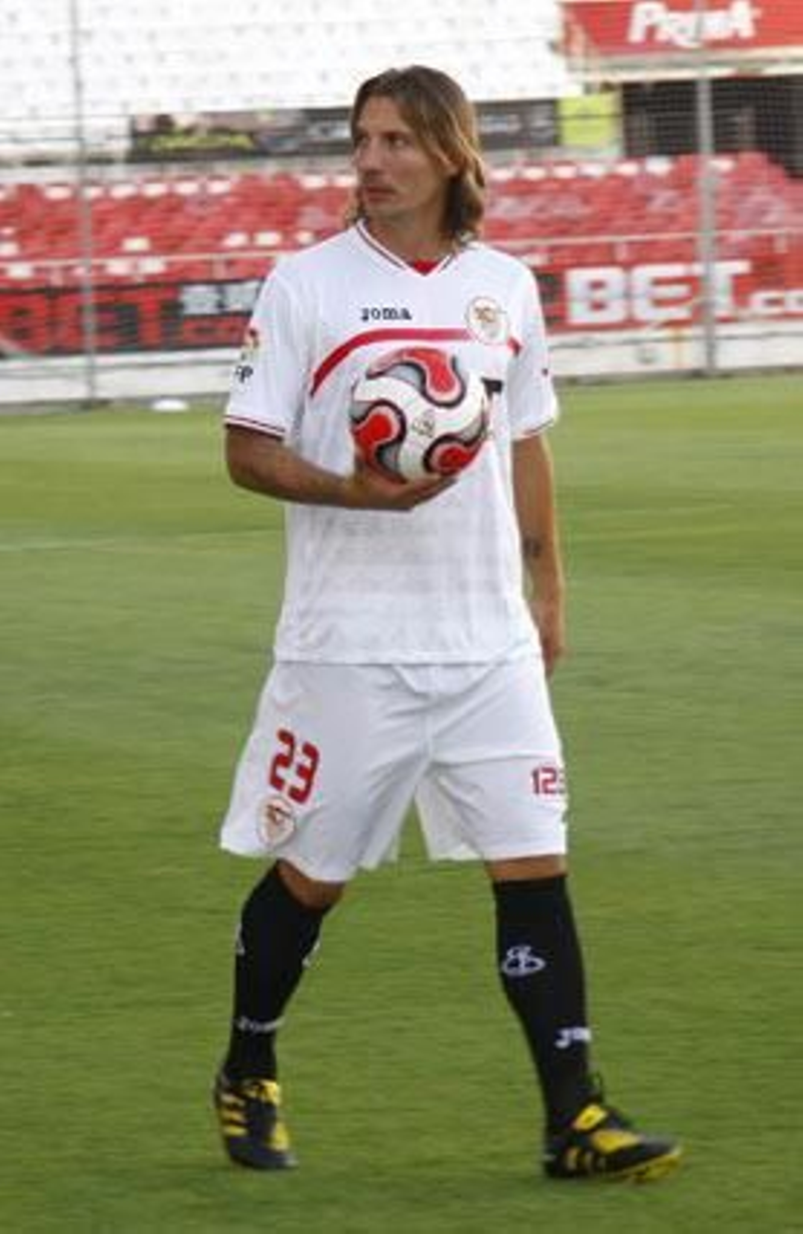 Alexis, defensa
Edad: 26 años
Temp. en el club: 2ª
Goles en 10-11: 0
Contrato hasta: 2015